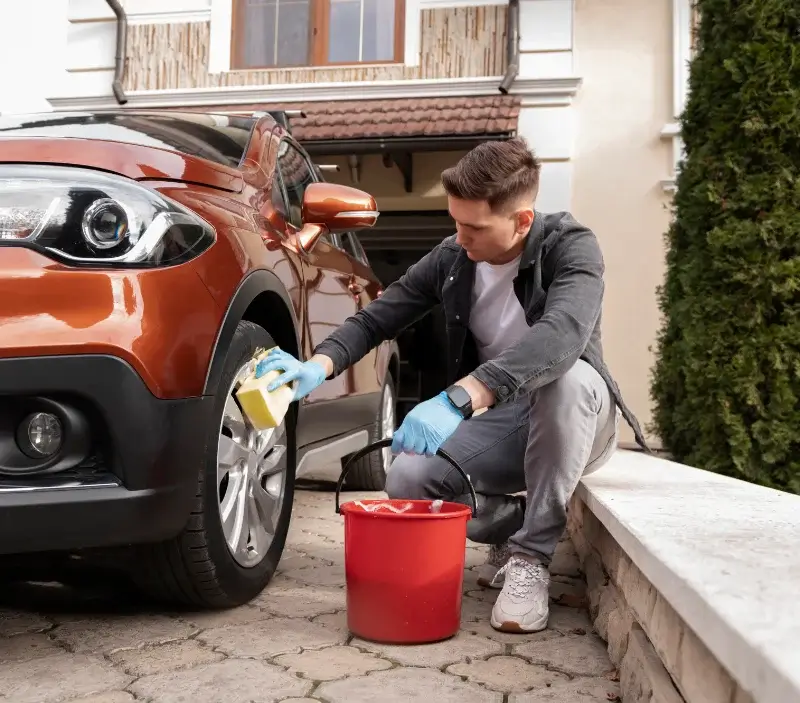 Lavage auto à domicile Marines : professionnel intervenant sur un véhicule